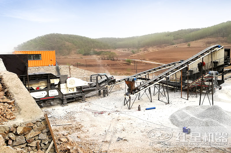 顎式移動(dòng)破碎機(jī)碎石現(xiàn)場(chǎng)