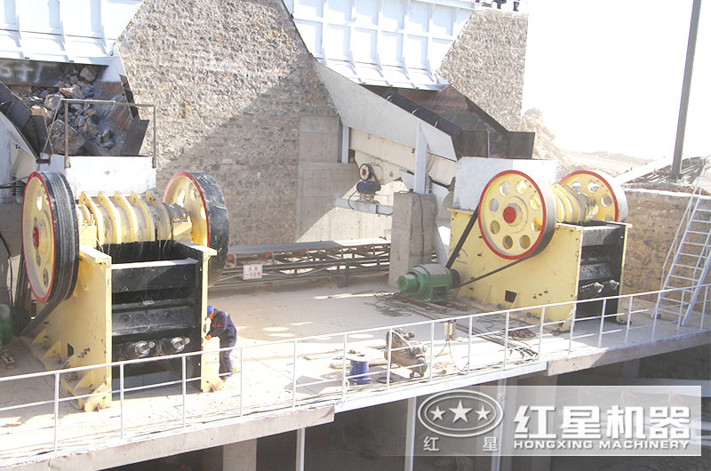 大型顎式破碎機(jī)生產(chǎn)現(xiàn)場