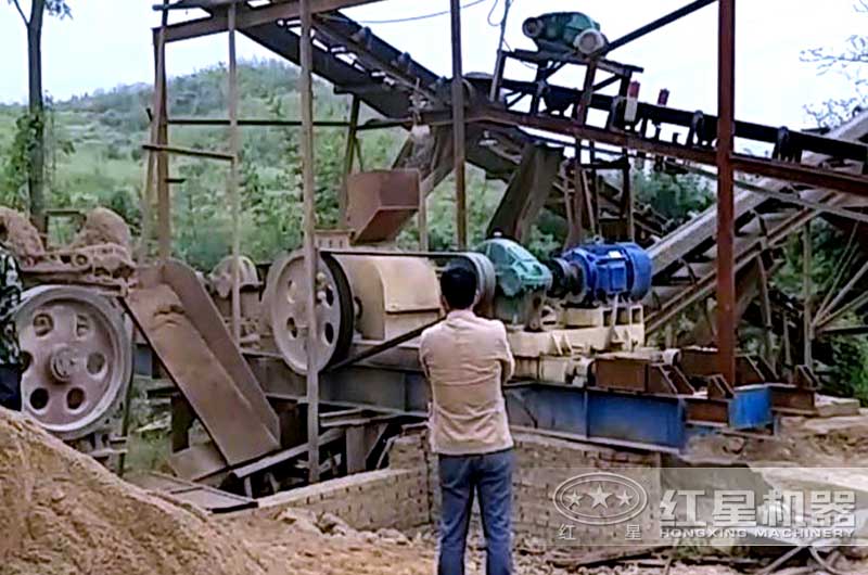 對輥式破碎機(jī)制砂現(xiàn)場