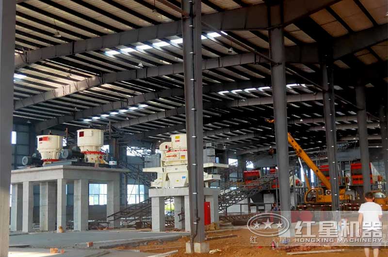 圓錐破碎機和制砂機設(shè)備安裝現(xiàn)場