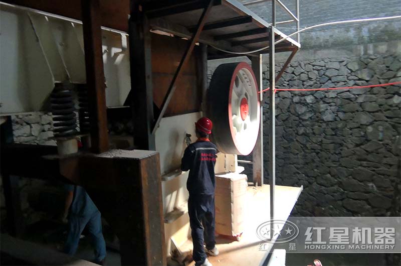 顎式破碎機(jī)現(xiàn)場(chǎng)