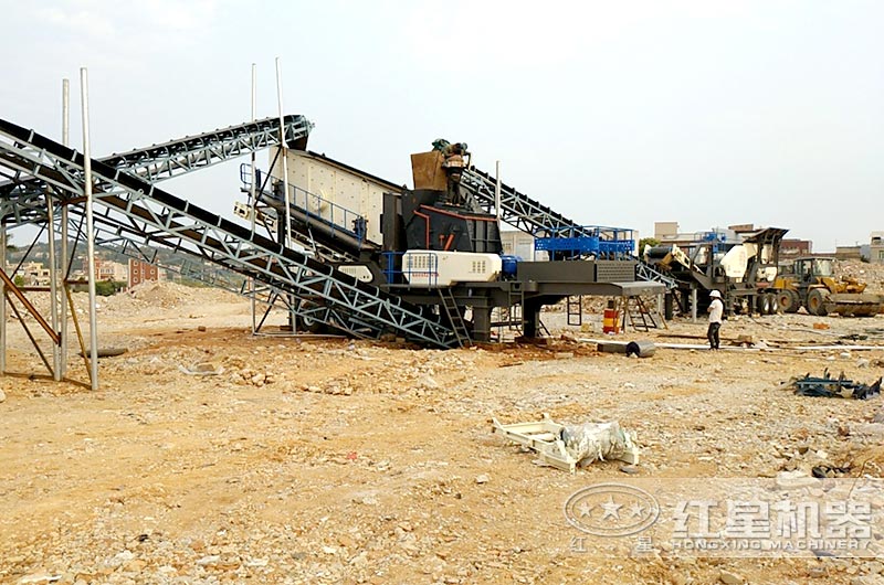 泉州輪胎移動(dòng)反擊破碎站現(xiàn)場(chǎng)