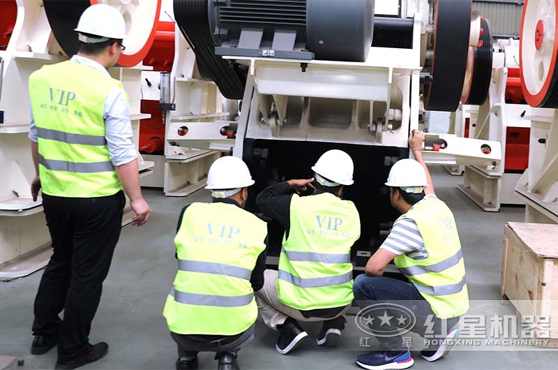 客戶到紅星機(jī)器生產(chǎn)廠區(qū)考察設(shè)備