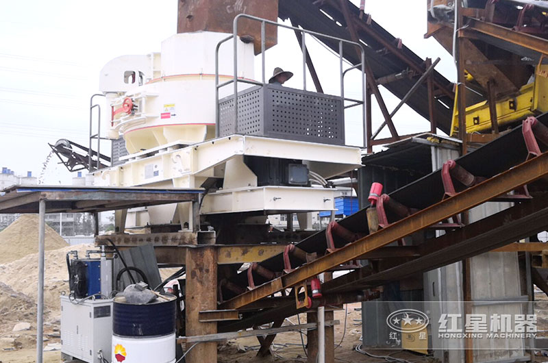 時產(chǎn)100噸的機制砂生產(chǎn)現(xiàn)場