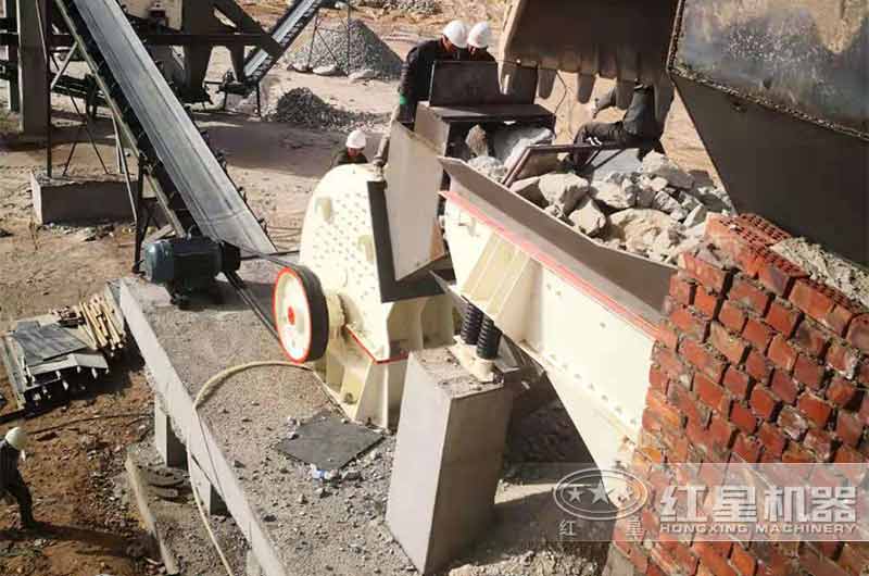 巨石破碎用重錘破碎機(jī)還是顎式破碎機(jī)，選擇可不簡(jiǎn)單