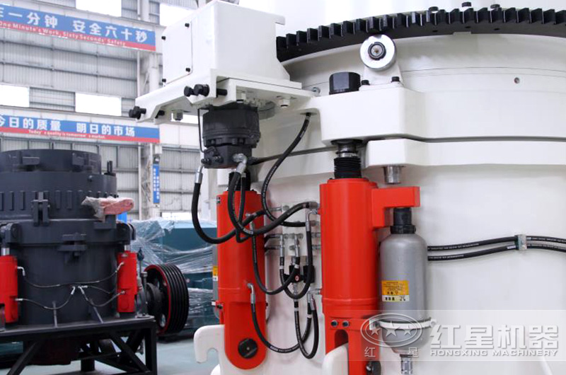 1400圓錐破碎機(jī)保險(xiǎn)調(diào)整鎖緊全部以來液壓缸實(shí)現(xiàn)