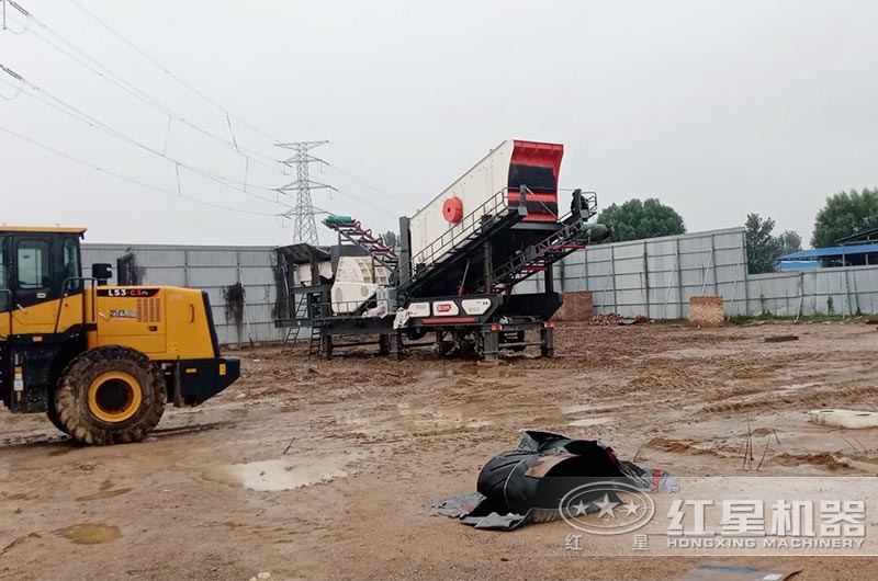 建筑垃圾移動(dòng)破碎機(jī)直達(dá)工地現(xiàn)場(chǎng)作業(yè)