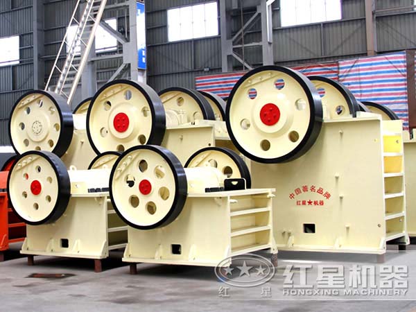 一群顎式破碎機(jī)