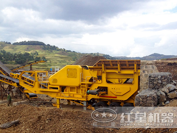 移動(dòng)式破碎機(jī)現(xiàn)場(chǎng)圖