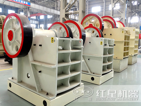 時產(chǎn)250噸碎石機車間