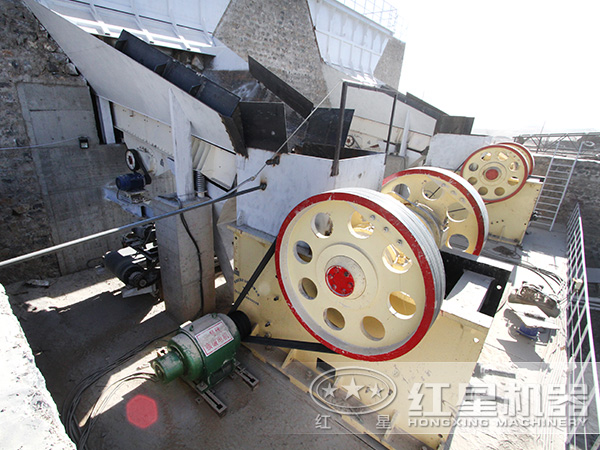 250*1000顎式破碎機現(xiàn)場圖