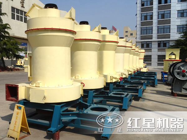 廠區(qū)螢石雷蒙磨粉機(jī)側(cè)面