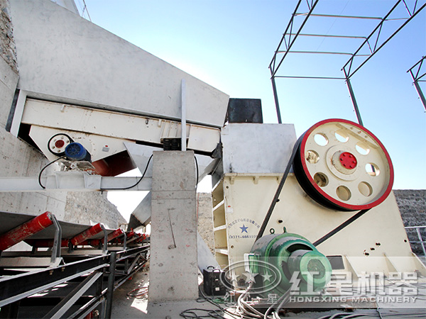 液壓顎式破碎機現(xiàn)場圖